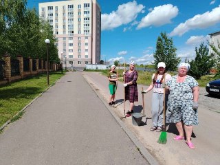 Детские сады Ельца очищают территорию в рамках летних субботников